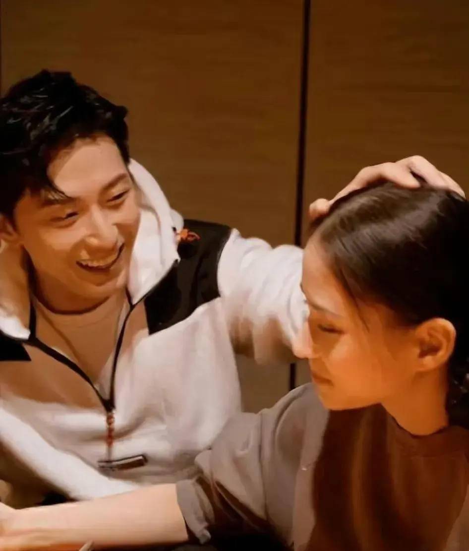何超莲否认与窦骁婚变传闻,甜蜜分享恋情现状,坦言生子顺其自然