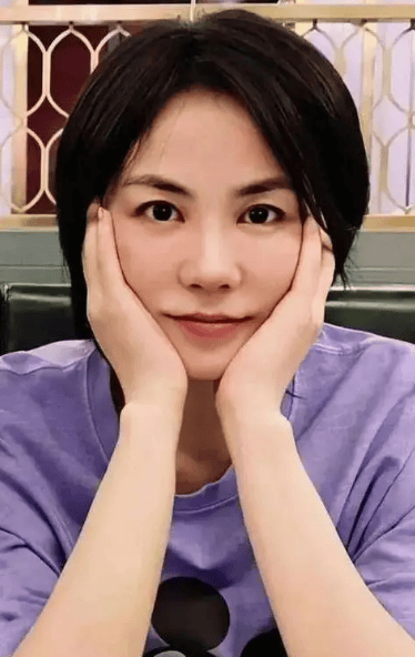 王菲55岁还没白头发,不打算做试管婴儿,在谢霆锋面前小鸟依人