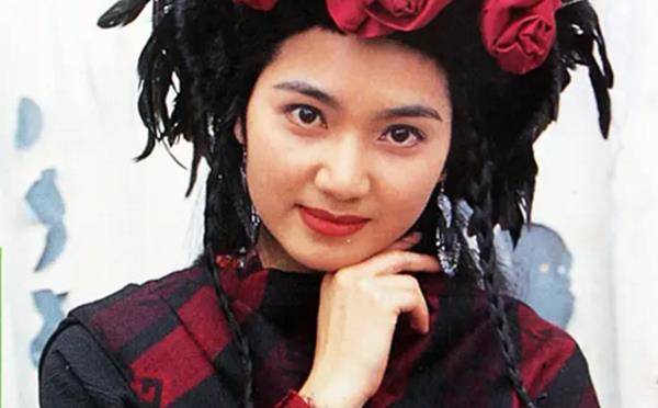 距离今天已经25年了,而月映砂丘的扮演者就是香港著名女星洪欣,她出生