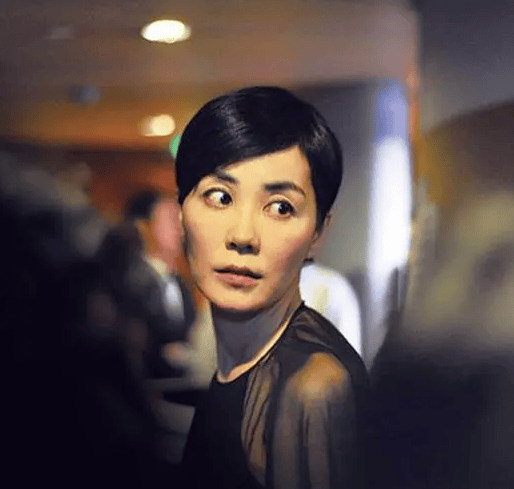 王菲55岁还没白头发,不打算做试管婴儿,在谢霆锋面前小鸟依人