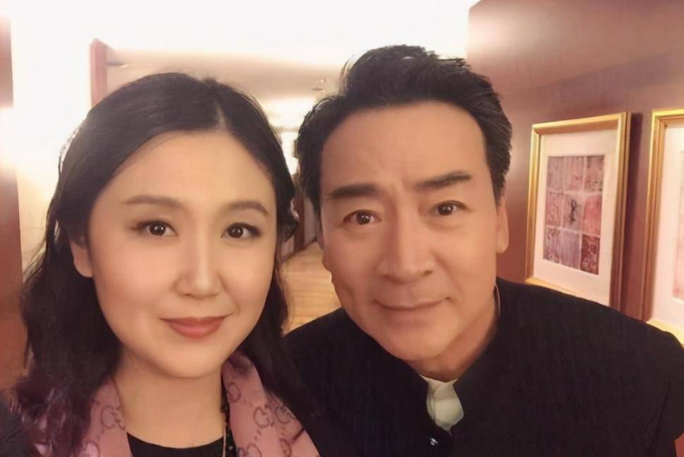 寇振海近照曝光,与小20岁娇妻齐出游,曾"被娶"桃色女王章小蕙