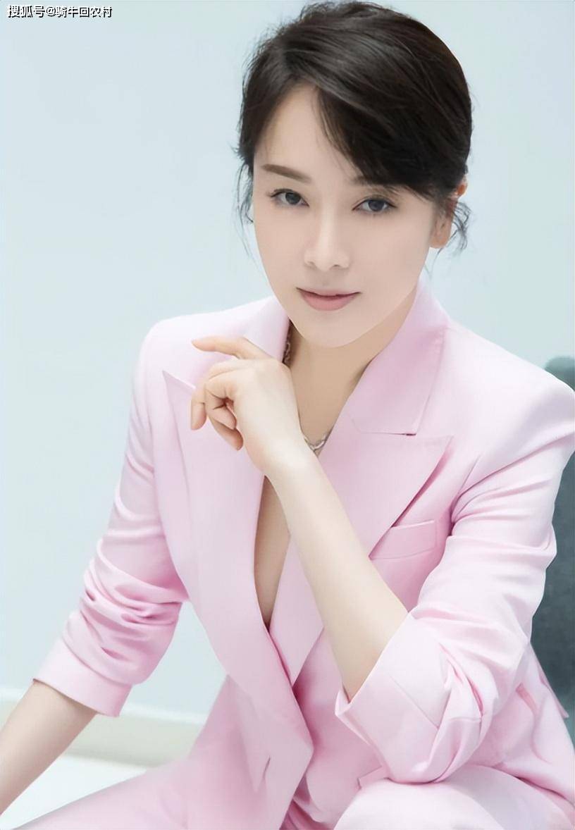 人前正经人后疯狂,讨好大佬疯狂上位,"风流浪姐"左小青现形记