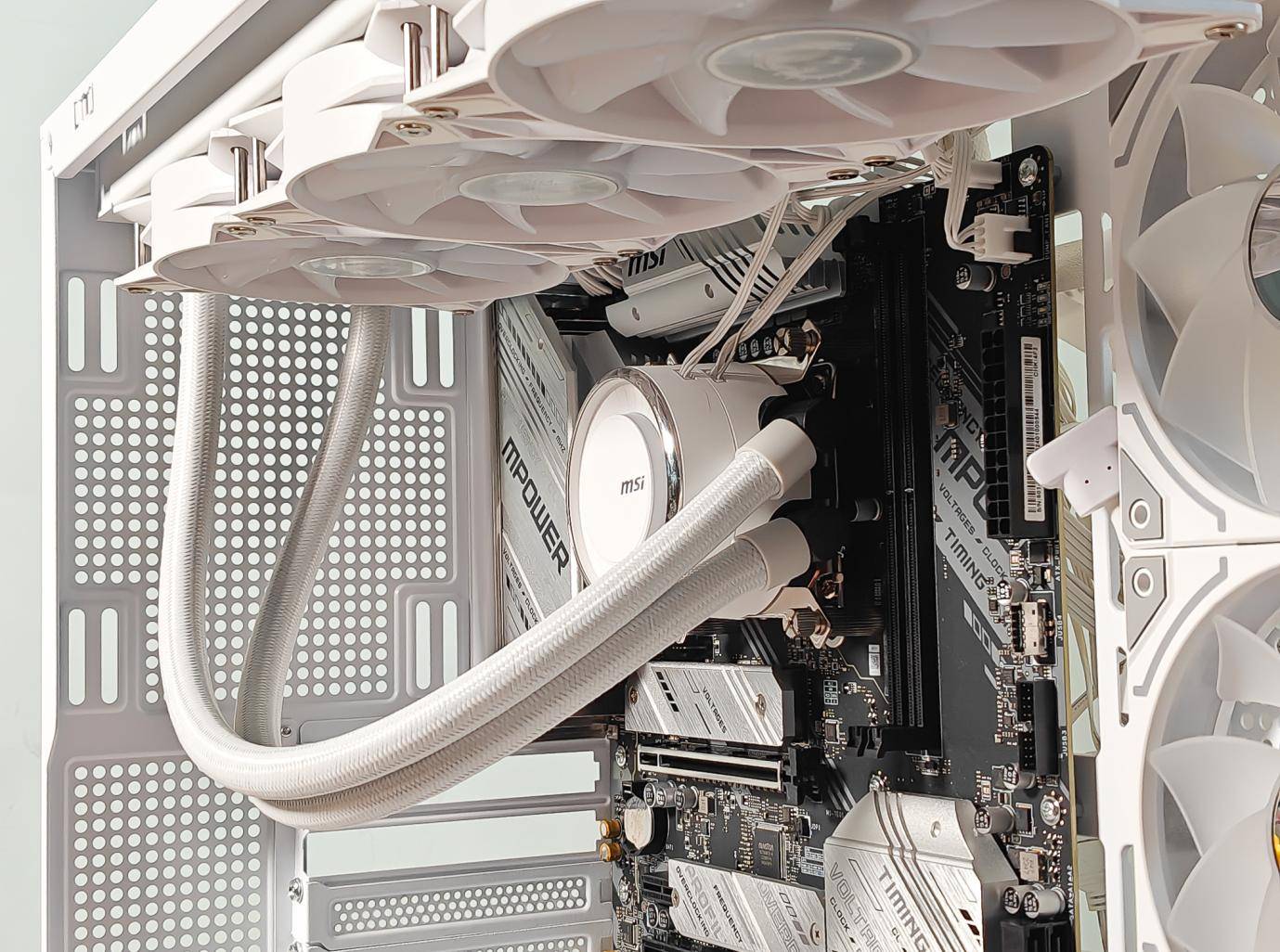 回眸一笑8000 mhz,内存中的白月光,阿斯加特新品女武神2代