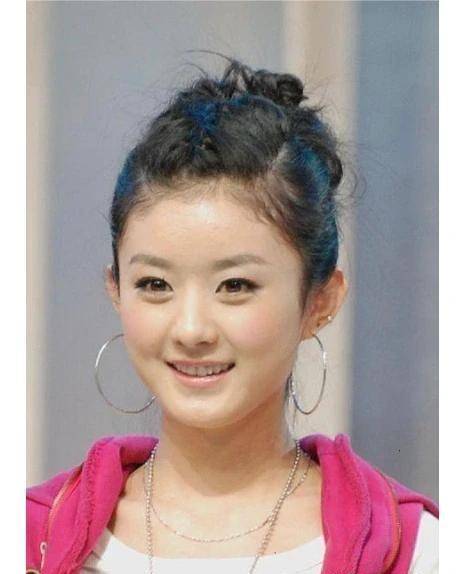 赵丽颖出生在一个普通农村家庭,由于家庭经济状况十分困难,她曾被迫