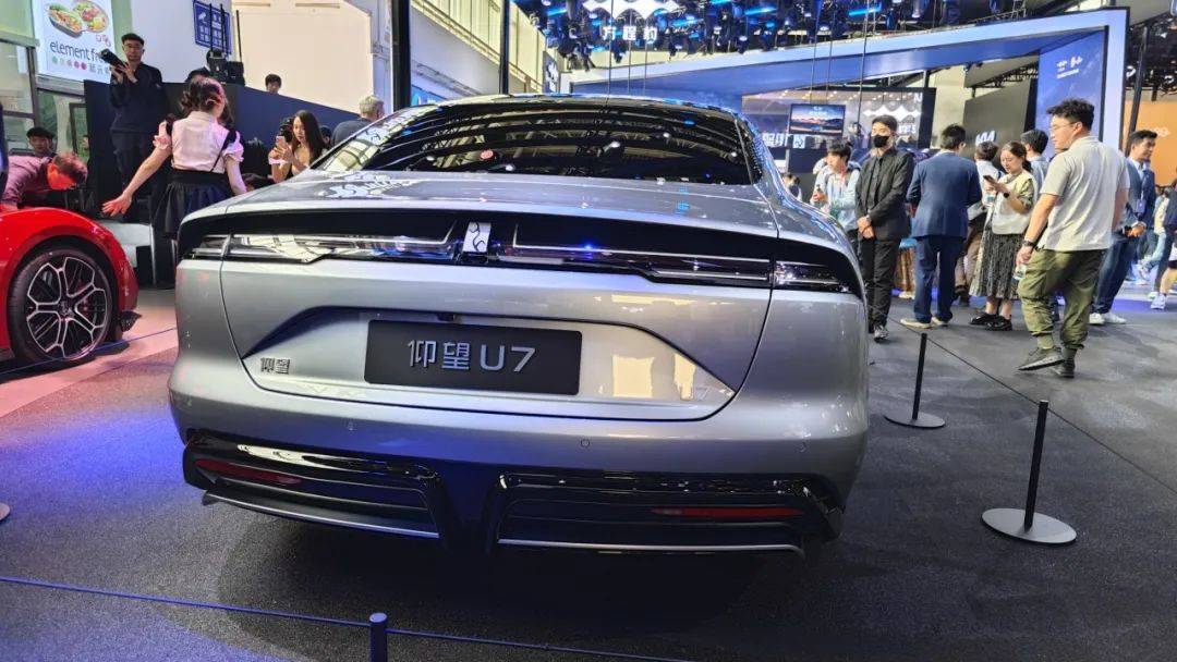 保时捷纯电macan72.8,96.