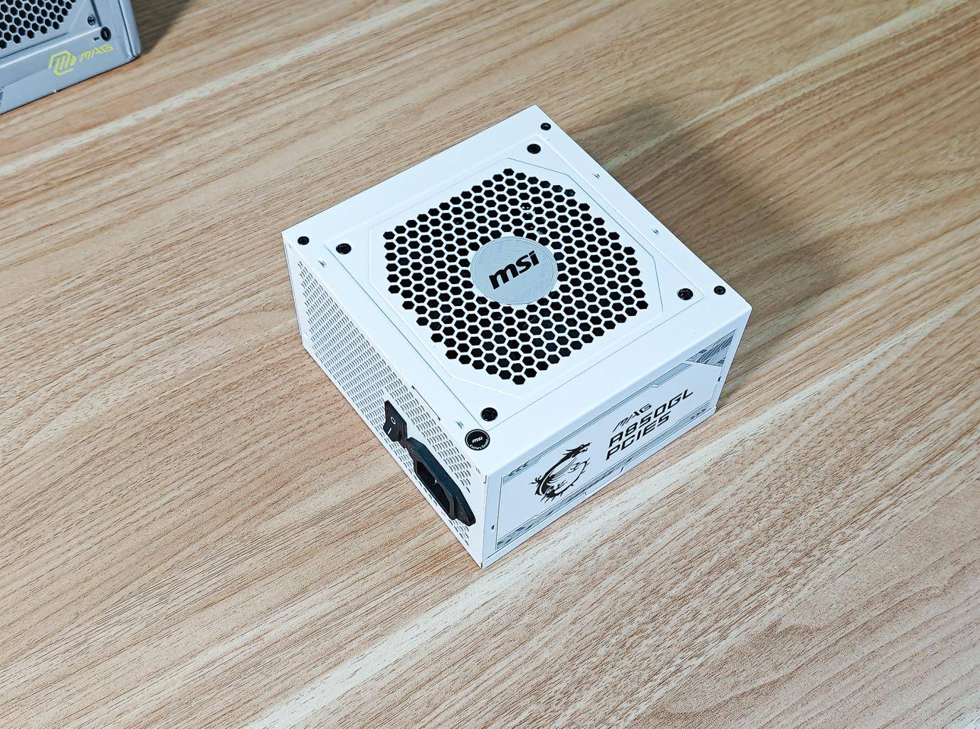 电源采用了120mm液压轴承风扇,寿命长,声音小,可以完美平衡散热性能