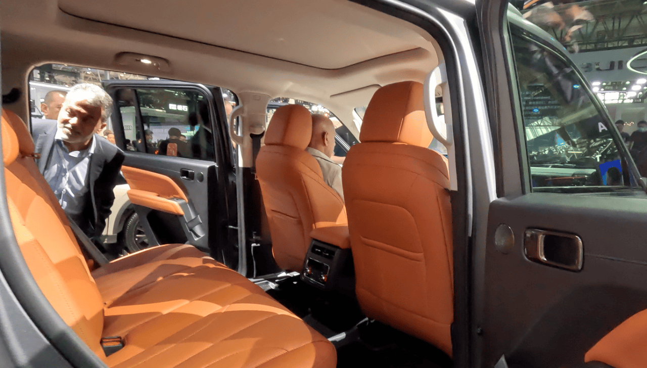 全新哈弗h9亮相车展,300多个海外经销商上台抢车