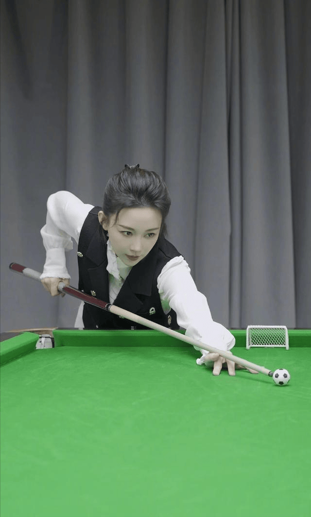 台球"最美女裁判":身材傲人,颜值不输潘晓婷,典型东方美女