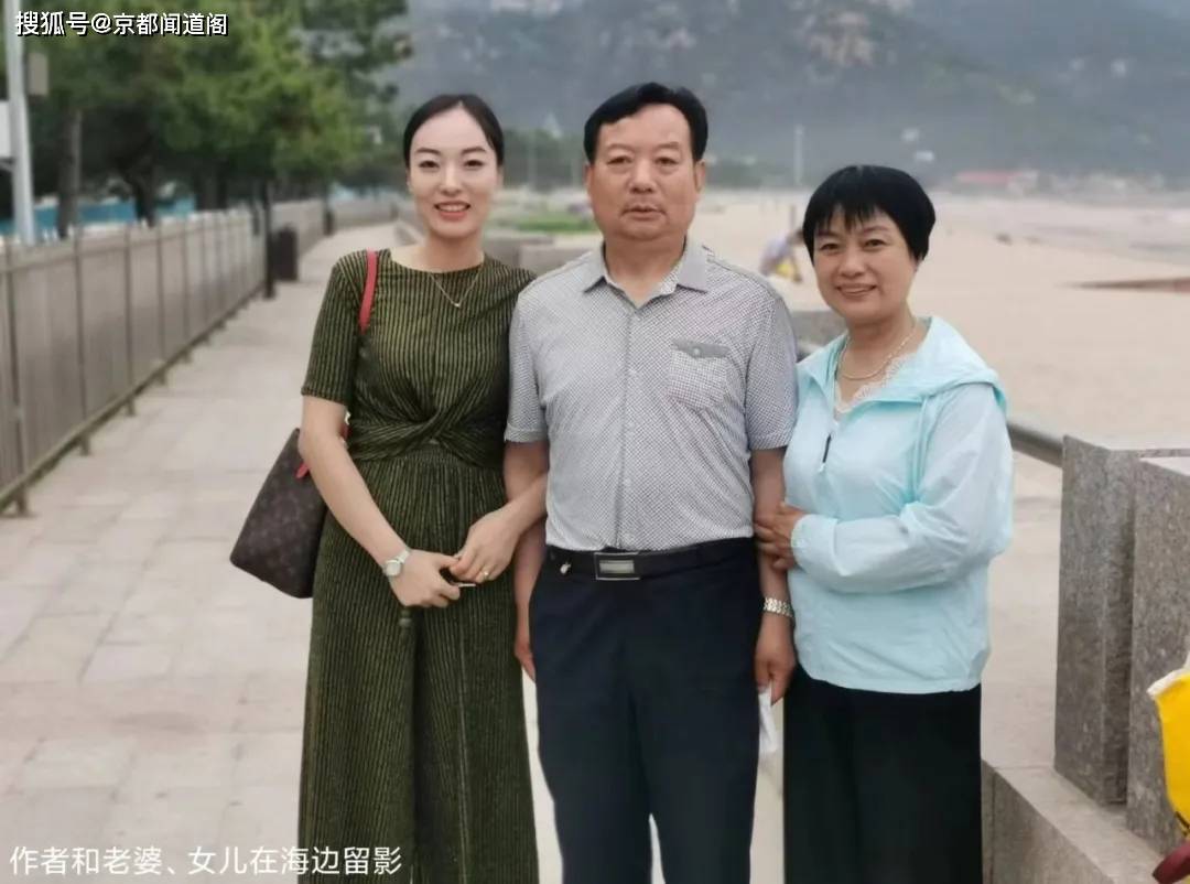 ""灵岛浮翠",诗云:"山色波光辩不真,中流岛屿望嶙峋,蓬莱方丈应相接