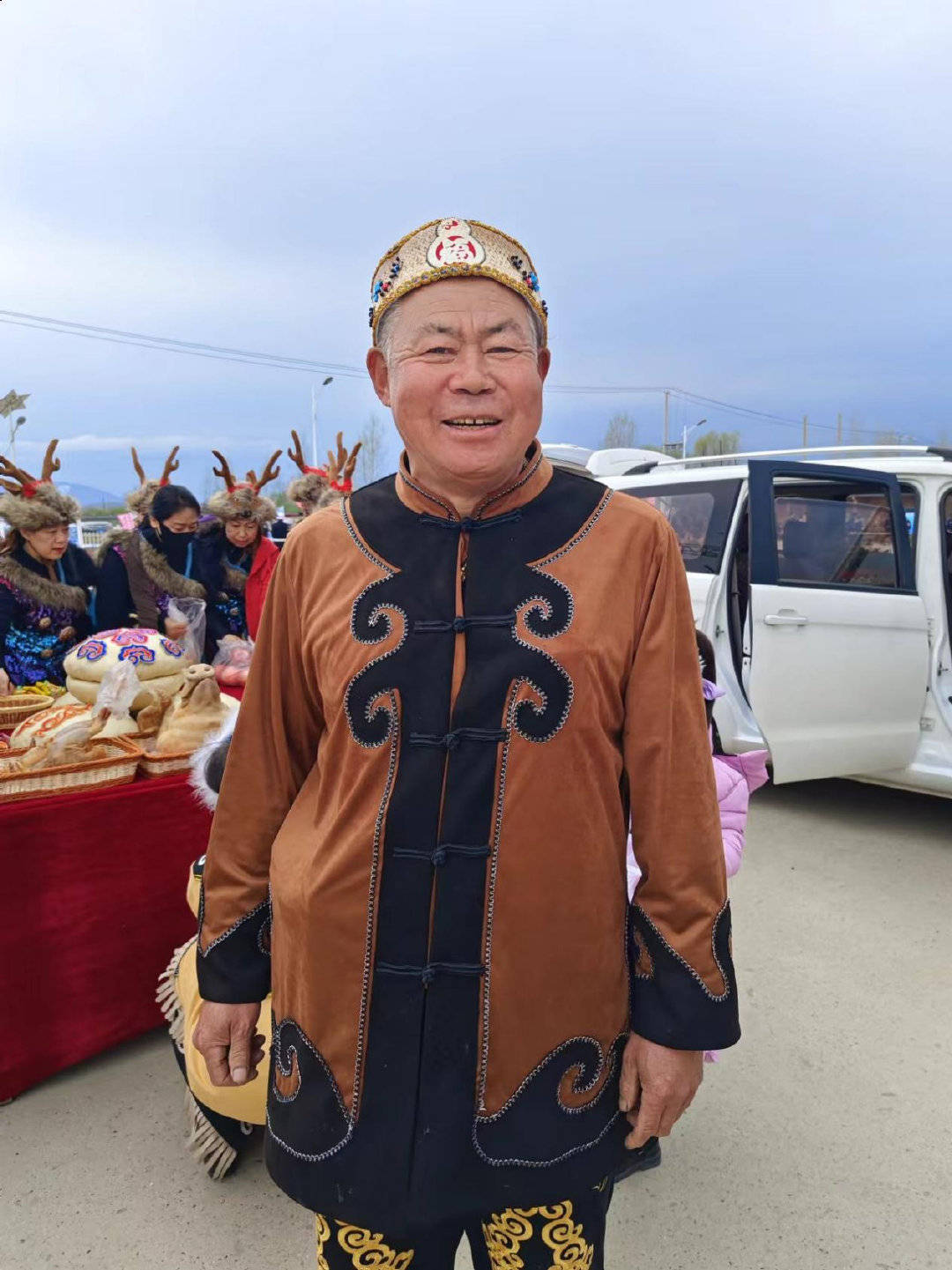 图片人物为赫哲族村民"老把头"尤双喜饶河县委副书记,县长付殿军