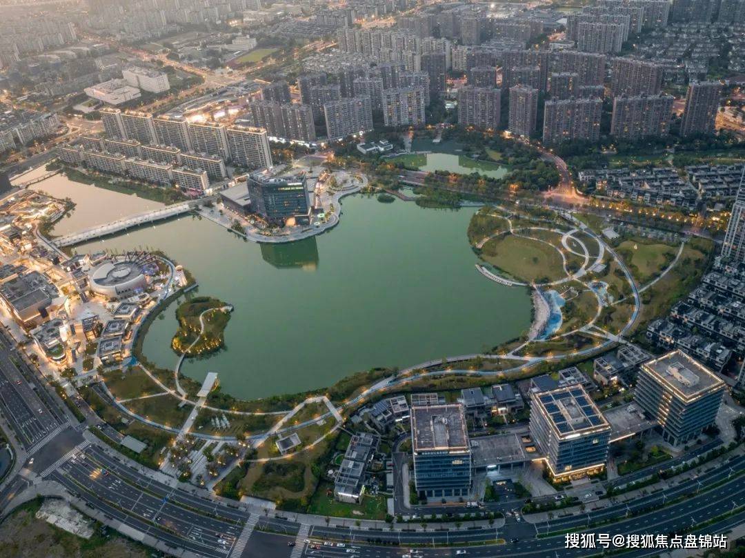 (同心湖公园,摄影:颜逸超)从东南至西北,形成一条翡翠宝石般的弧形