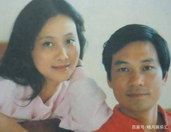 靠《渴望》成名,嫁小2岁老公获幸福,儿子长相却是一言难尽_黄梅莹