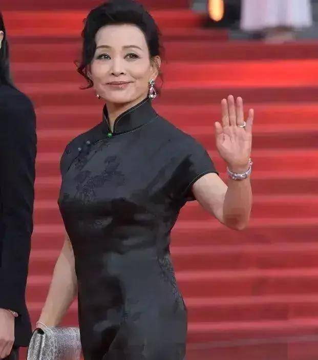 陈数的锁骨,陈冲的腰,中老年女星性感起来迷死人_气质_魅力_闫妮