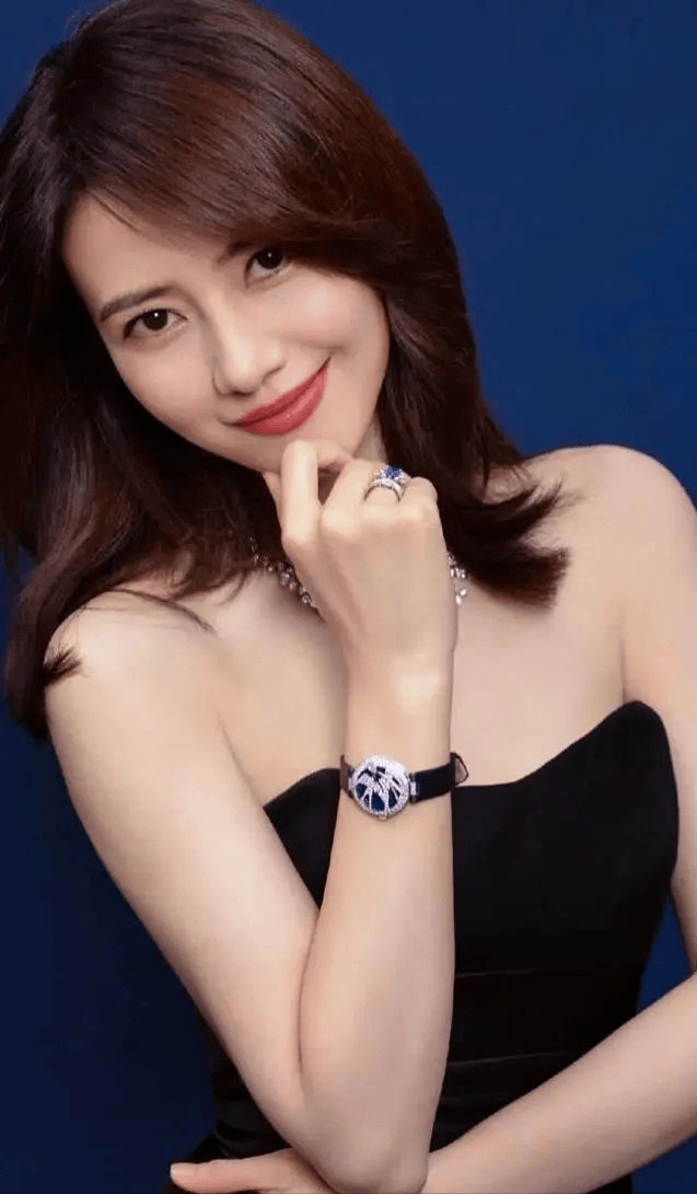 高圆圆身材好薄一片,网友看了纷纷表示:真是让人羡慕不已