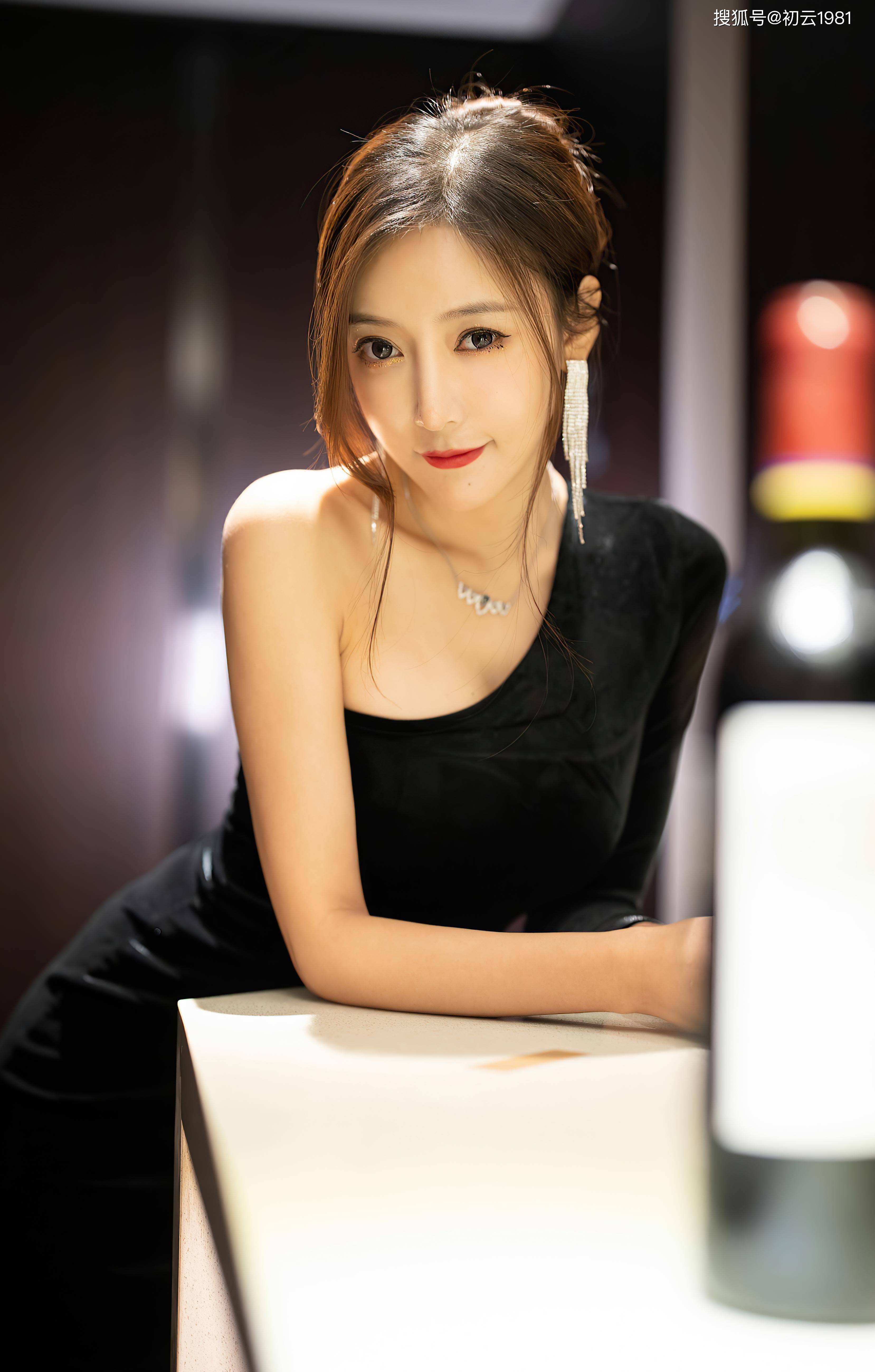 黑裙美女高开叉,舞动间流露绝妙姿态
