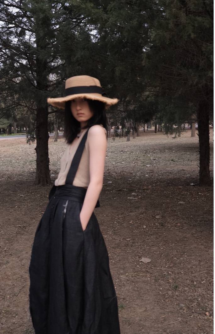 背带裙可爱又灵动,张子枫元气少女范,活力满满 !