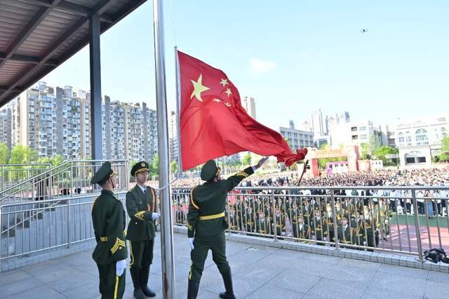 成都四十九中举行高2024届18岁成人礼,妈妈们地深情._