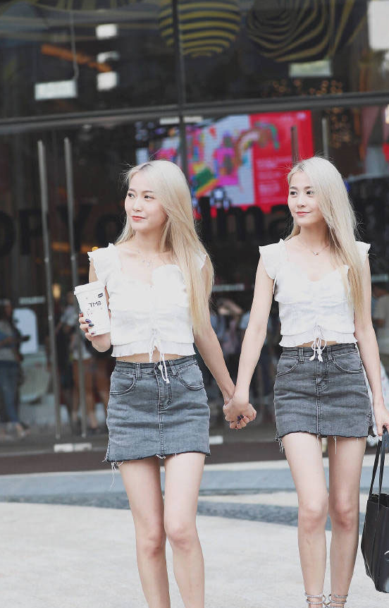 时尚双胞胎姐妹,如果你女朋友是双胞胎姐妹,你能够分得清吗?