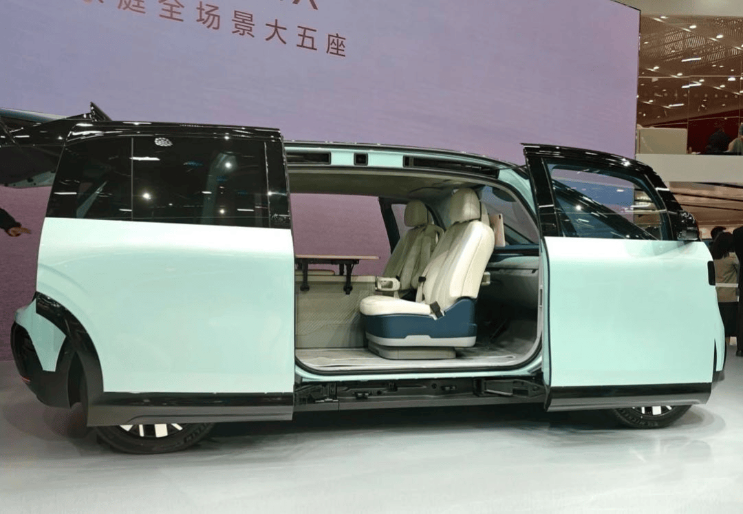 无B柱设计,前排侧滑门,极氪MIX北京车展实拍_搜狐汽车_搜狐网