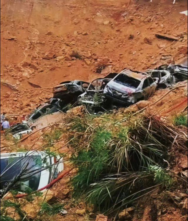 梅大高速路面塌陷事故已致36人死亡,天灾无情,人间有爱!