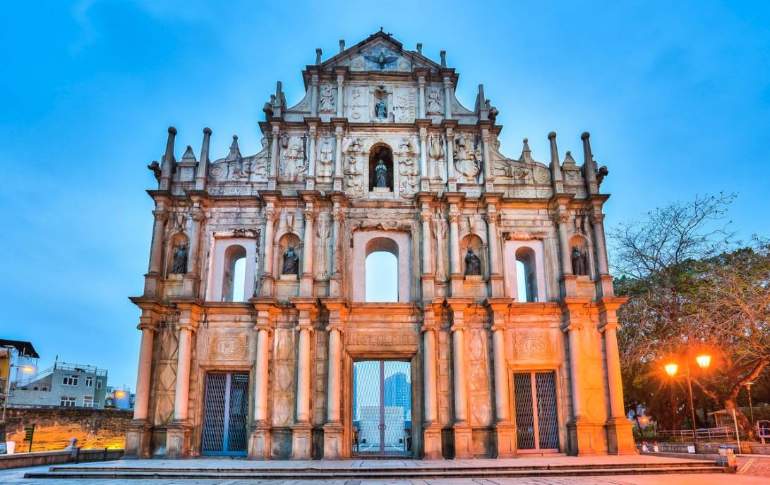 葡式烤鸡是澳门最具代表性的菜品之一,它是由葡萄牙的传统菜肴和中国