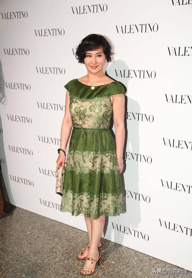 刘嘉玲同框何超琼!身高差5公分却输得彻底,豪门才是明星照妖镜