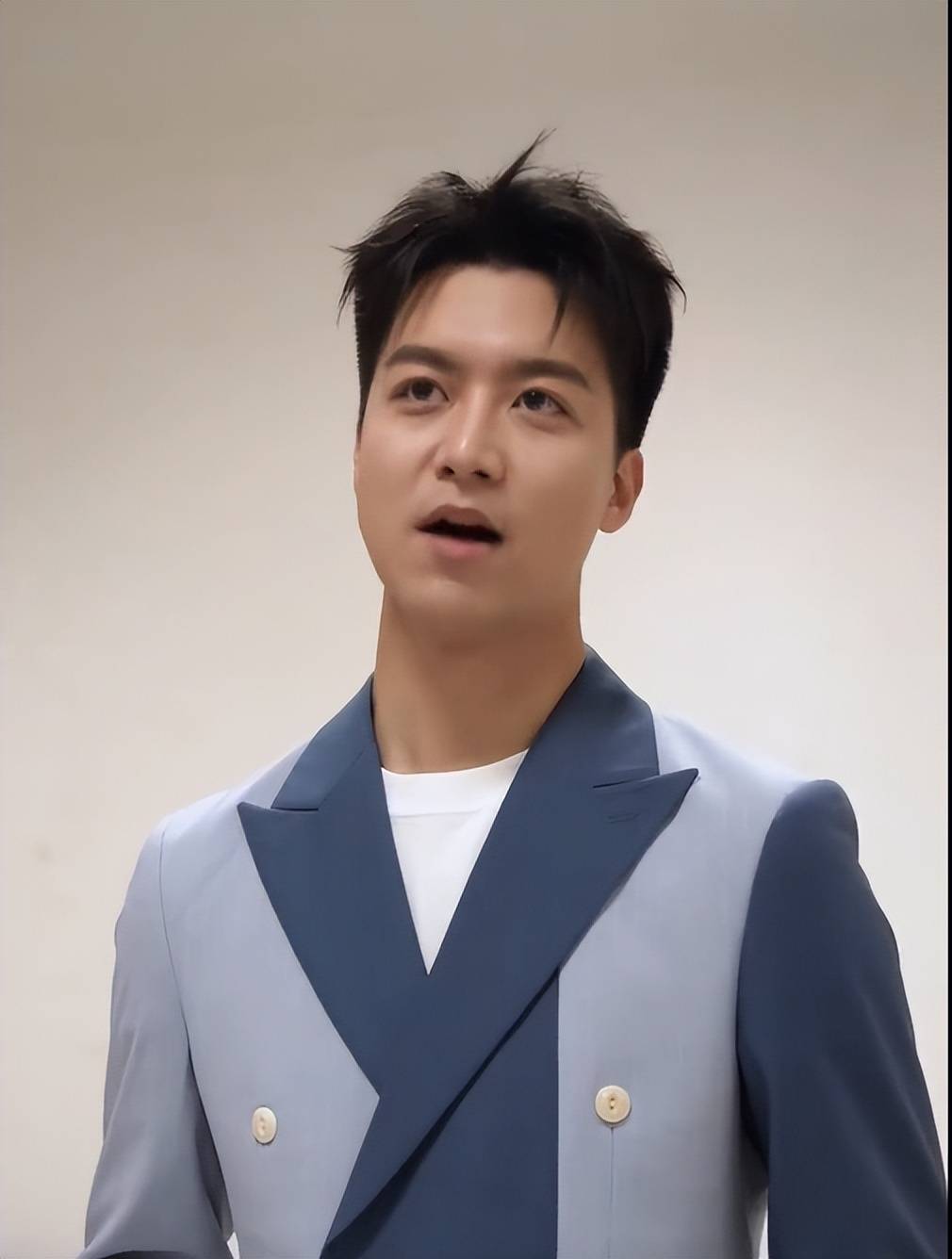 杨旭:刚刚结束埃及经贸交流文艺演出,一回国就主持央视五四晚会