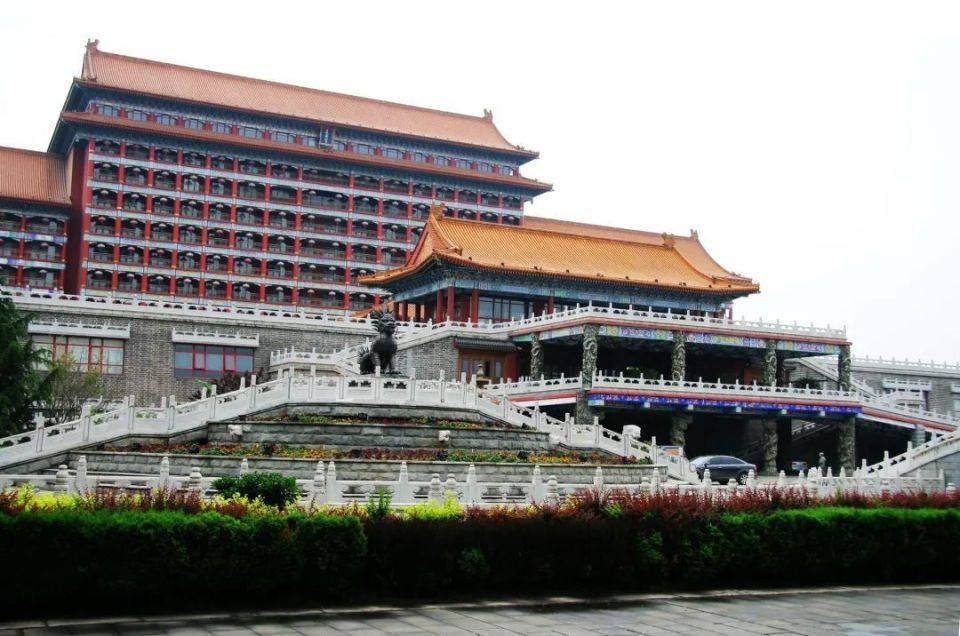 "天下第一城"不仅是一个旅游胜地,更是一个展示中国传统文化和现代