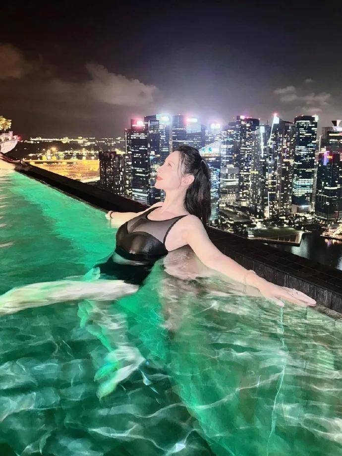 张萌在新加坡游泳池里大秀事业线,泳装身材性感火辣~