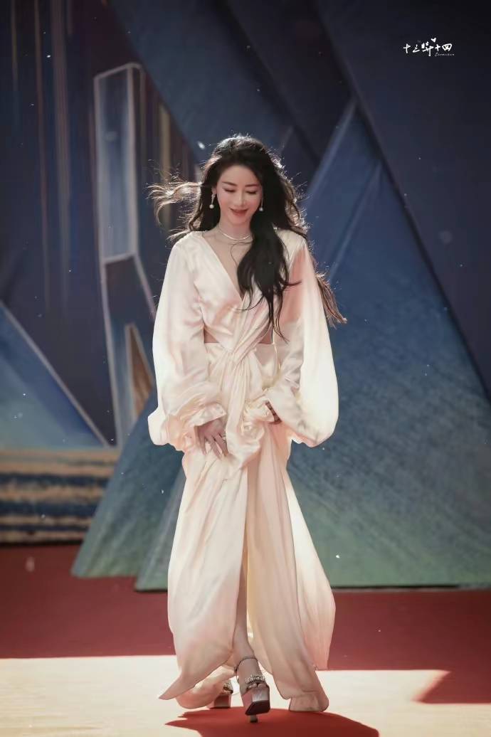 陈紫函越老越富态,穿紫色抹胸裙衬出"奶白肌",珠圆玉润太美了