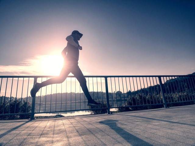 一个人,跑步一年后的变化到底有多大?等于多赚到17万