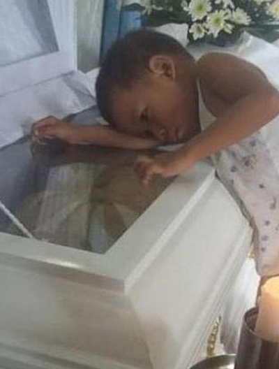 伤心之余，4岁的小男孩躺在棺材上问:妈妈，你为什么不和我一起睡呢？触摸儿童离开椅子
