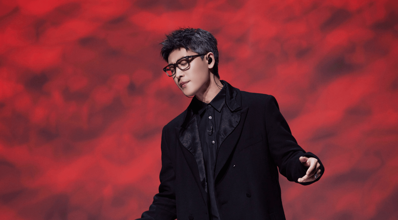 低音域时声音有些性感,高音域时有一点像姜育恒,戴眼镜的造型也像