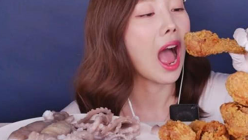 美女大胃王吃炸鸡,播出后却露出马脚,粉丝:感觉智商被"碾压"