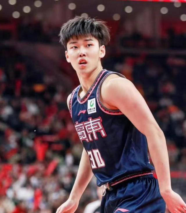 杜锋的大胆之举:年轻球员李奕臻在cba半决赛中扮演关键角色