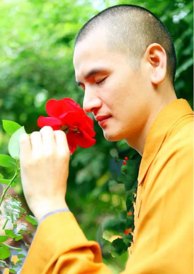 浙江"帅和尚"释明心,富婆倒贴白给400万,还送法拉利讨欢心