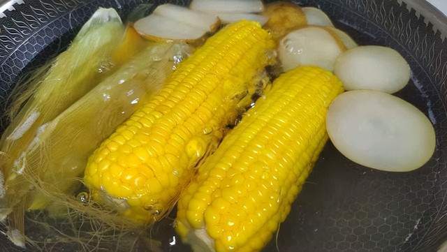 玉米煮多久图片