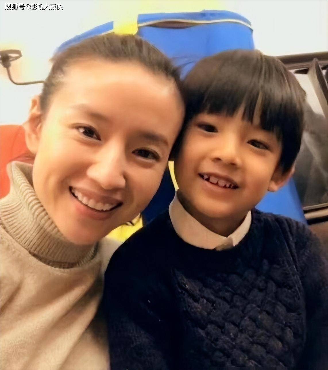 董洁儿子首登封面!15岁顶顶高级脸帅炸,母子同框好似拍偶像剧