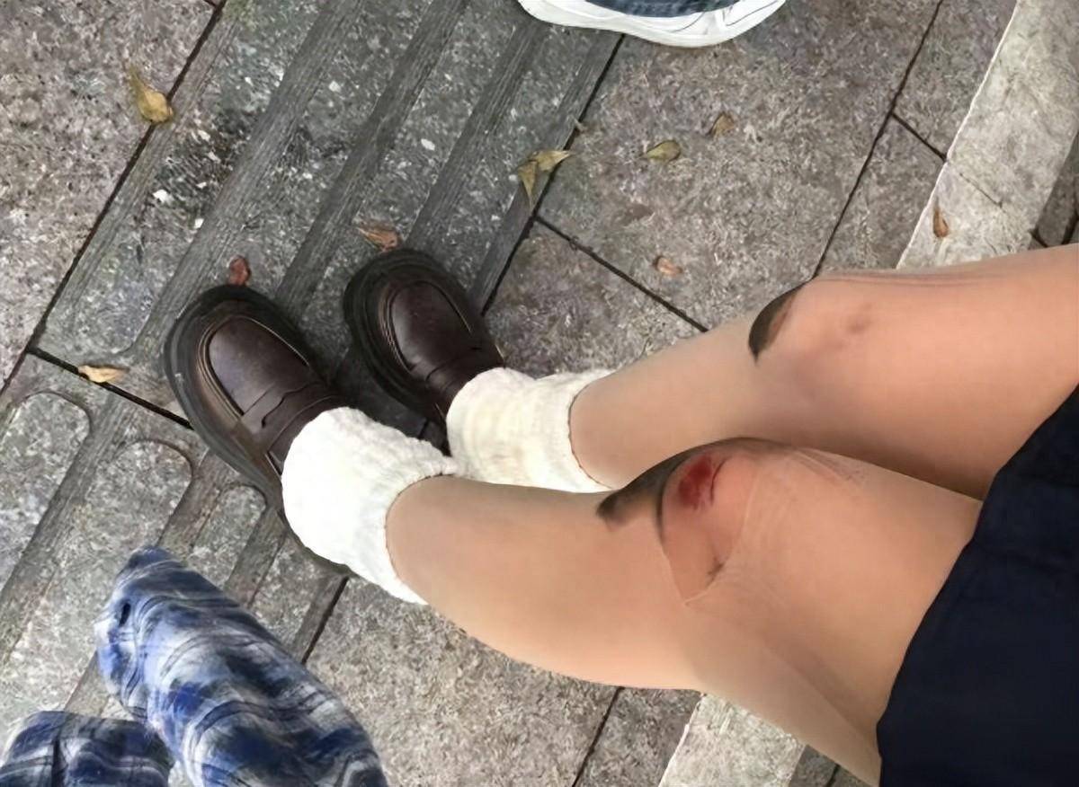 毁三观,成都地铁惊现不堪一幕,这位女子穿着太尴尬了