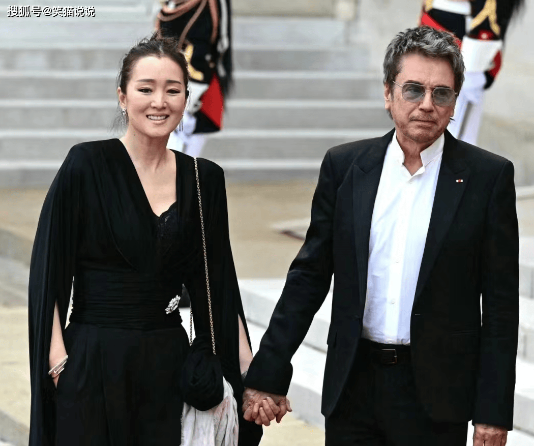 59岁巩俐出席中法晚宴,黑衣束发气场强大,与丈夫牵手亮相好恩爱!