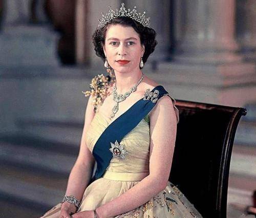 玛丽王后富有且"小气",一对古董大耳环,分2次送给孙女英女王