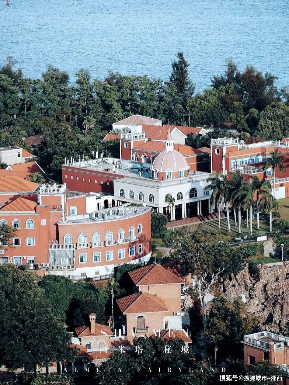 寺庙内香烟缭绕,僧侣们的诵经声如诗如画,让人的心灵得到了净化.