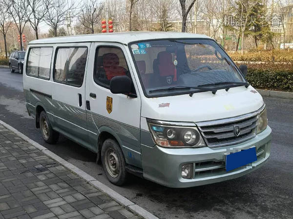 这是一台金杯海狮,汽油2.0l排量,手动5挡,4门4排9座,长轴低顶车型.