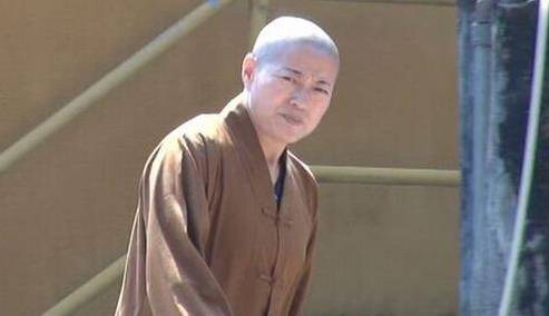 香港尼姑开豪车住别墅,与2个和尚结婚,曝光后屋里还搜出假发