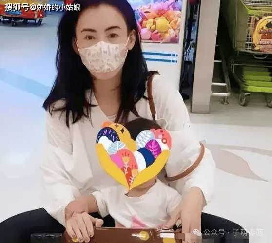 曝张柏芝3胎改姓成功,看清三胎生父正脸后,才知为何当初要隐瞒真相