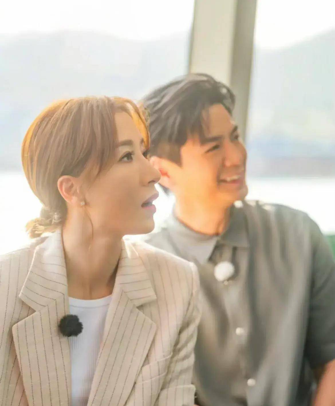 杨怡分享遛娃日常,2岁儿子大眼睛好抢镜,高颜值不输爸爸罗仲谦