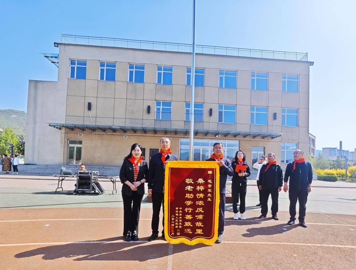 活动仪式上,爱心企业家毛素军为南关小学,道美小学,南关中学捐赠1955