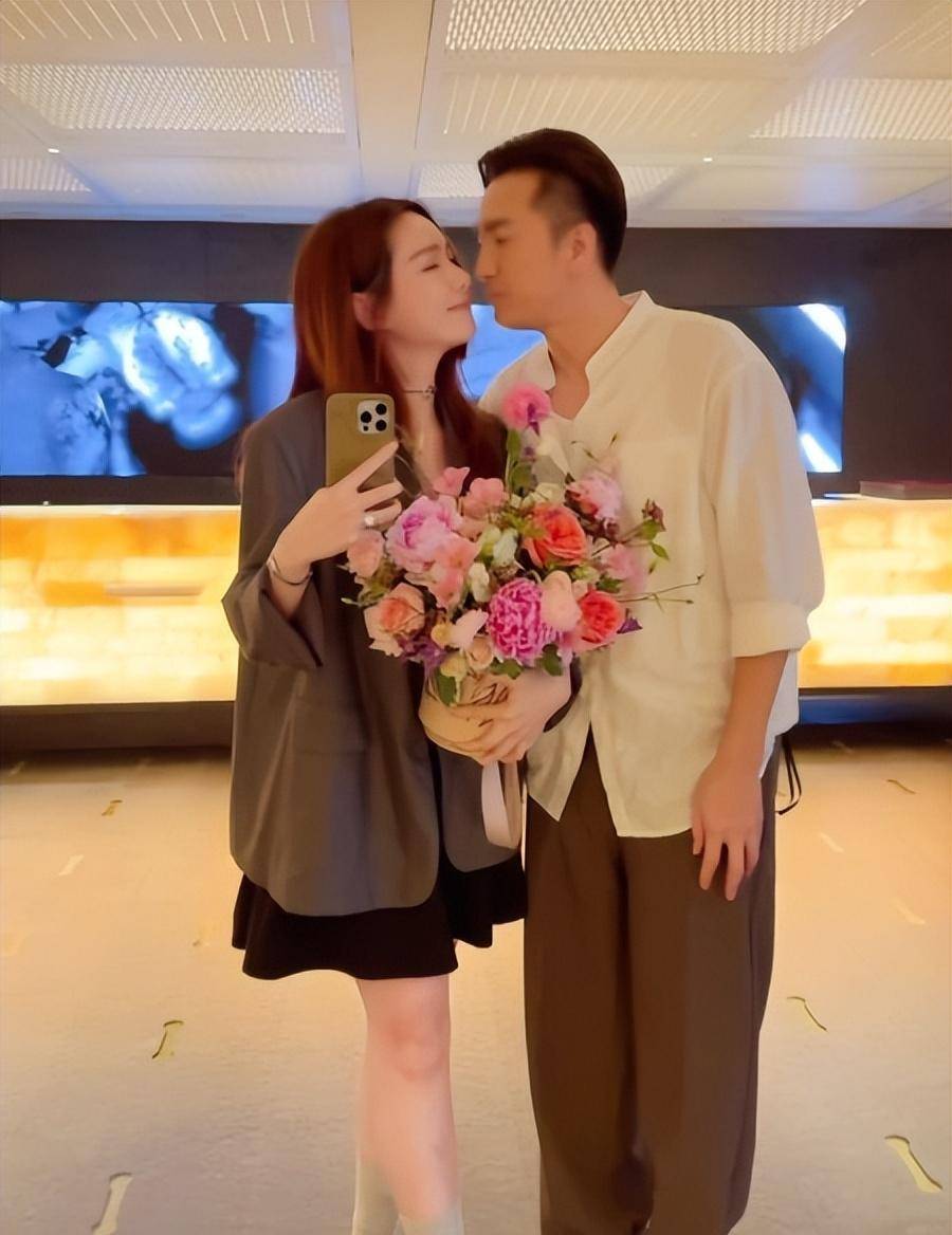 汤洛雯37岁生日!马国明甜蜜表白i love you又索吻,靓汤戴巨钻晃眼