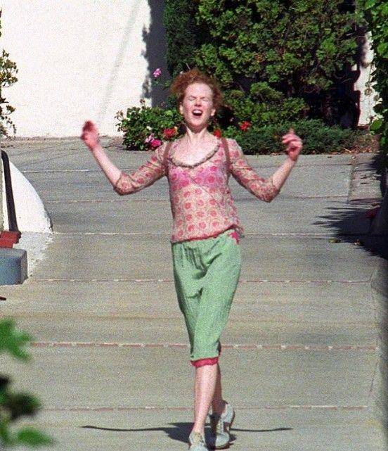 2001年,妮可·基德曼和阿汤哥离婚成功,高兴得在大街上手舞足蹈