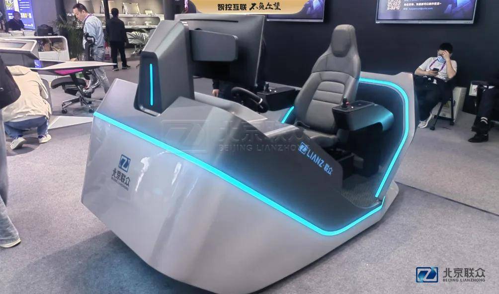 驾驶舱整体采用了人体工程学设计,将人体的姿势和动作纳入考虑范围.